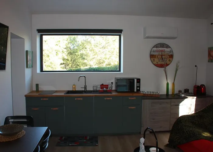 Logis Au Milieu Des Pins